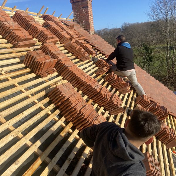 Rénovation charpente et pose de tuiles neuves